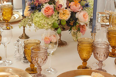 цветная посуда в интерьере